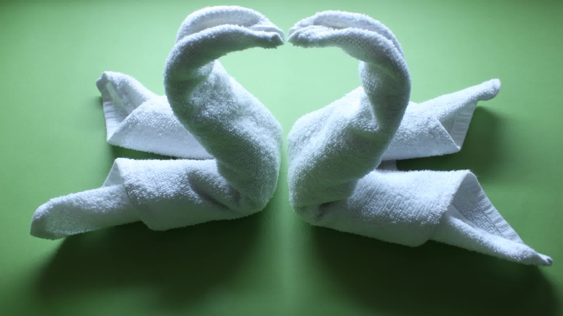 How to Fold a Towel Swan: 6 Steps